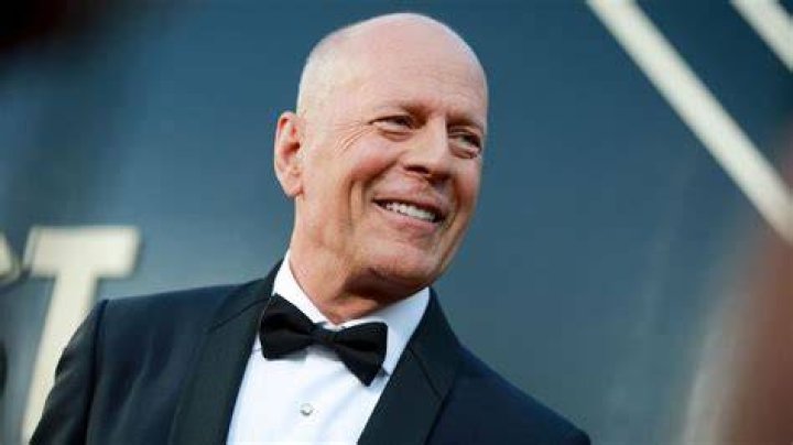 Bruce Willis gives up acting due to brain disorder aphasia - BBC News
